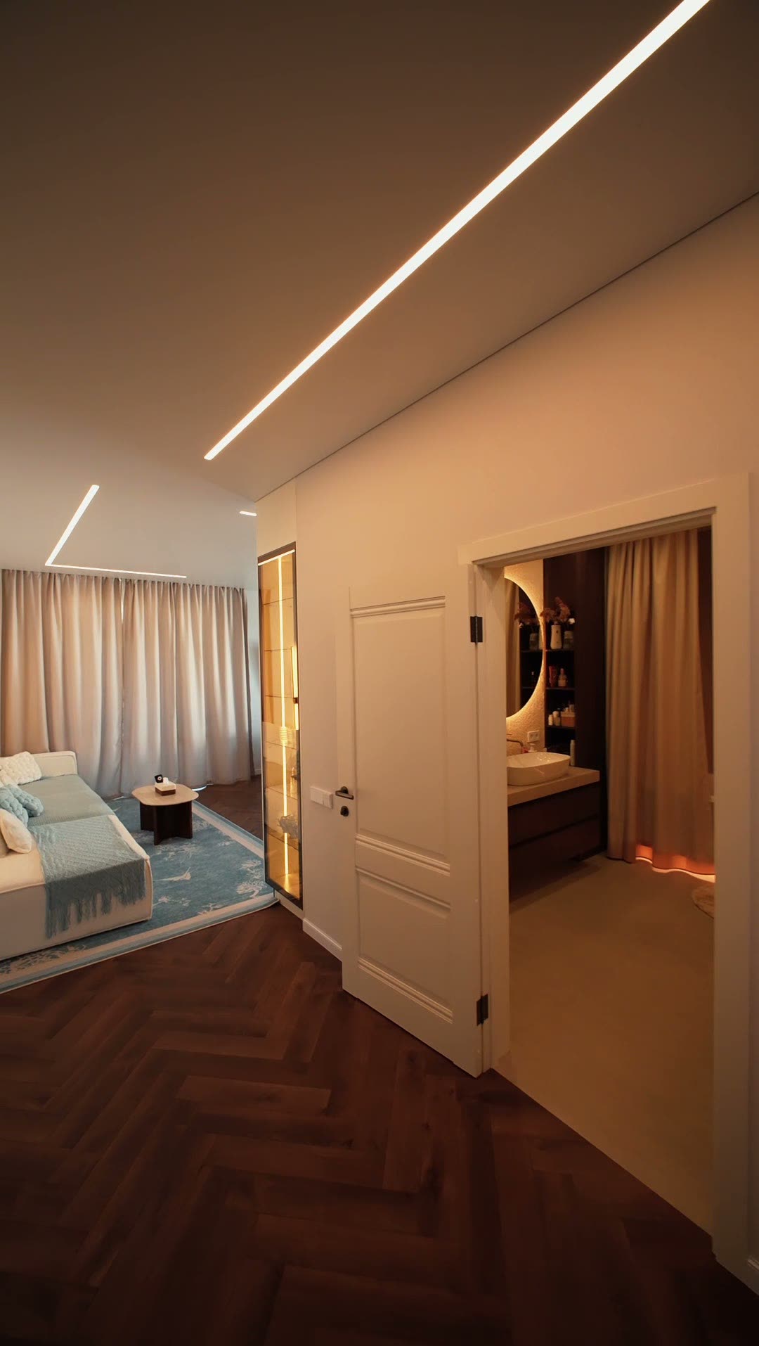 Спальня после ремонта COMFORTHOME — паркет ёлочкой, тёплая подсветка, вид через коридор